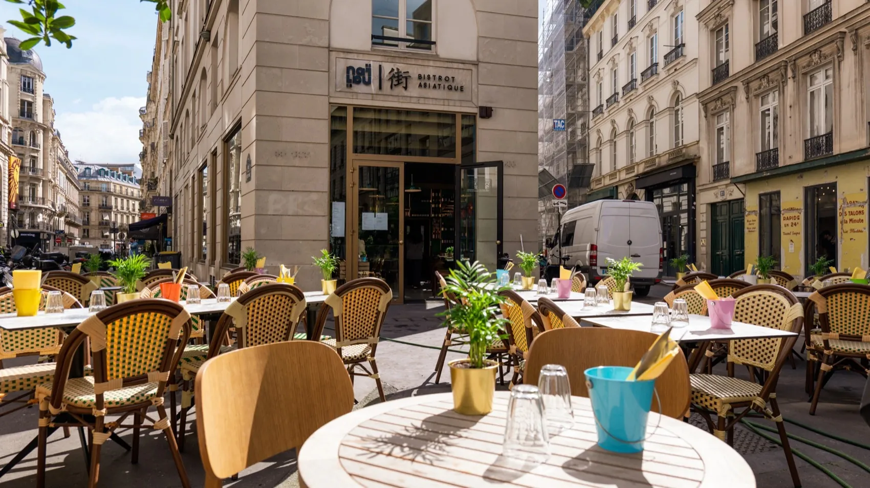 La terrasse ensoleillée de Naï Naï, rue de la Victoire
